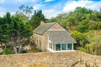 <p>L'île privée avec sa maison à vendre près de Bréhat, dans les Côtes d’Armor. </p>