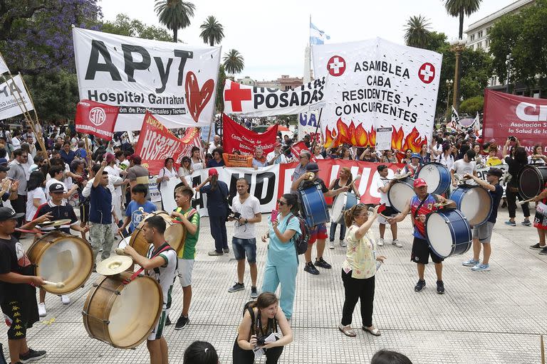 Marcha de médicos y personal de salud en Plaza de Mayo