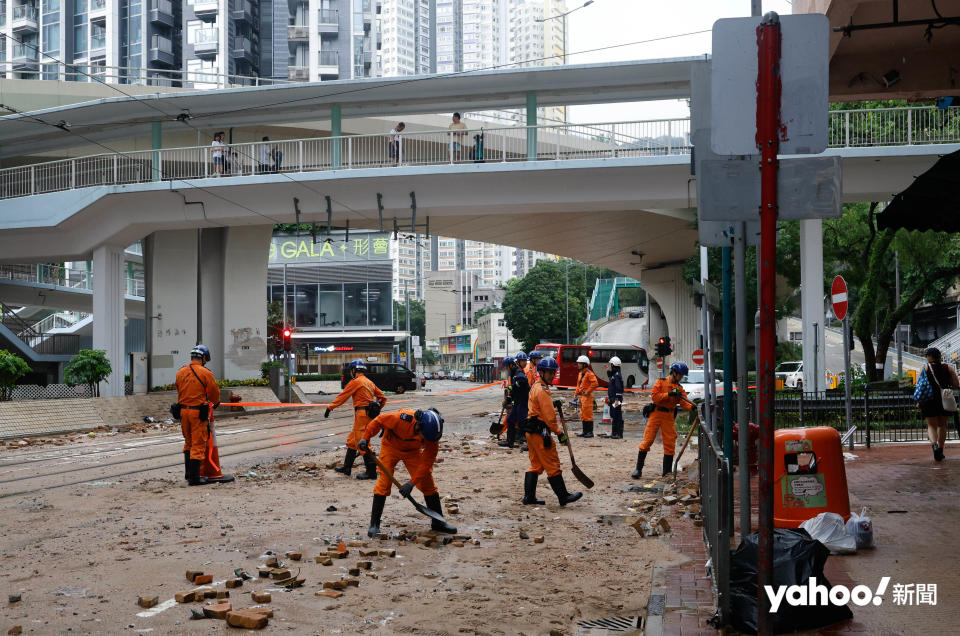 有民安隊隊員到筲箕灣清理街上泥濘。