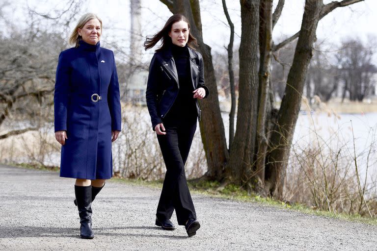 La primera ministra sueca, Magdalena Andersson, y la premier finlandesa, Sanna Marin, en Estocolmo. (Paul Wennerholm/TT via AP)