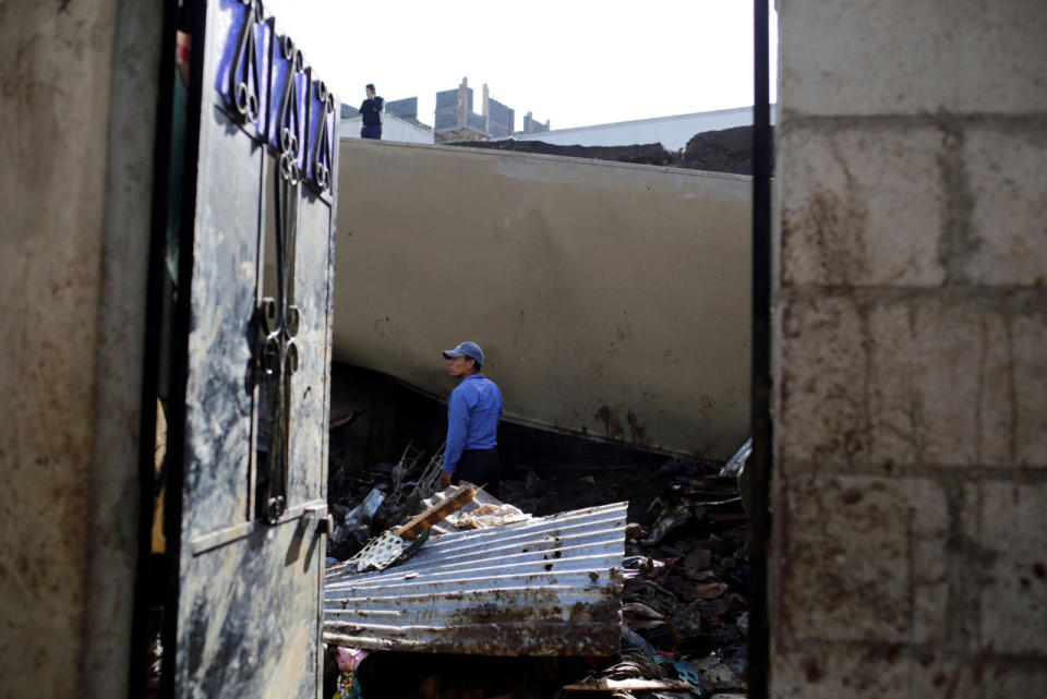 Los cuerpos de socorro lograron rescatar a ocho personas con vida de la zona y los trasladaron hacia el hospital del municipio sureño de Amatitlán, según dijo William González, de los Bomberos Voluntarios. Foto: Reuters