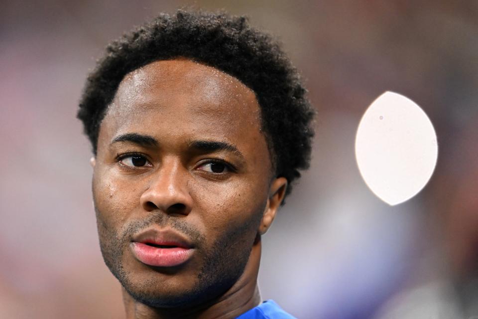 El delantero inglés #10 Raheem Sterling participa en el partido de fútbol del Grupo B de la Copa Mundial Qatar 2022 entre Inglaterra y Estados Unidos en el Estadio Al-Bayt en Al-Khor, al norte de Doha, el 25 de noviembre de 2022.  (Foto de Kirill KUDRYAVTSEV/AFP) (Foto de KIRILL KUDRYAVTSEV/AFP vía Getty Images)