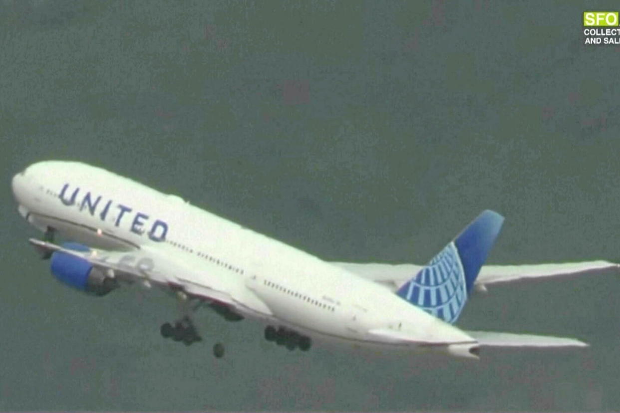 Une vidéo montre le perte d'un pneu d'une des roues du train d'atterrissage d'un Boeing 777 de la compagnie United Airlines ce jeudi 7 mars à San Francisco.  - Credit:AP/SIPA