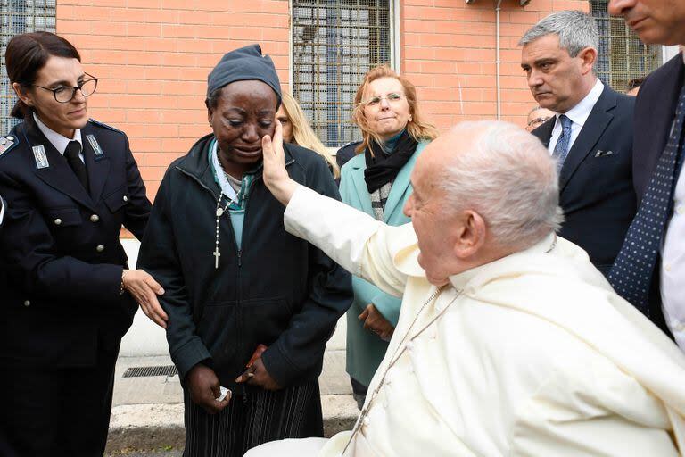 Francisco a su llegada a la cárcel de Rebibbia, en las afueras de Roma  