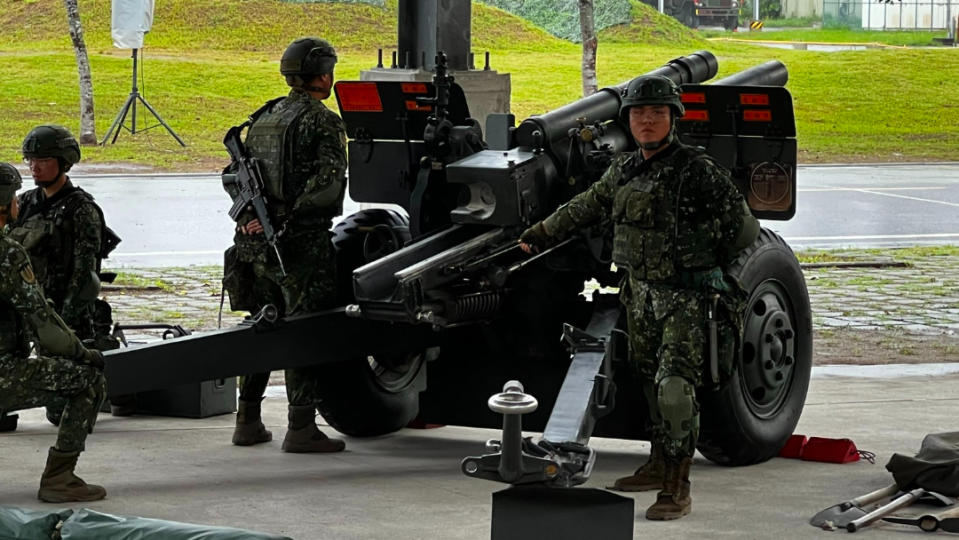 圖為花防部混合砲兵營操演105公厘榴彈砲，人物與新聞無涉。資料照片。郭宏章攝