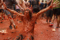 <p>Revellers enjoy the atmosphere in tomato pulp while participating the annual Tomatina festival on Aug. 30, 2017 in Bunol, Spain. (Photo: Pablo Blazquez Dominguez/Getty Images) </p>