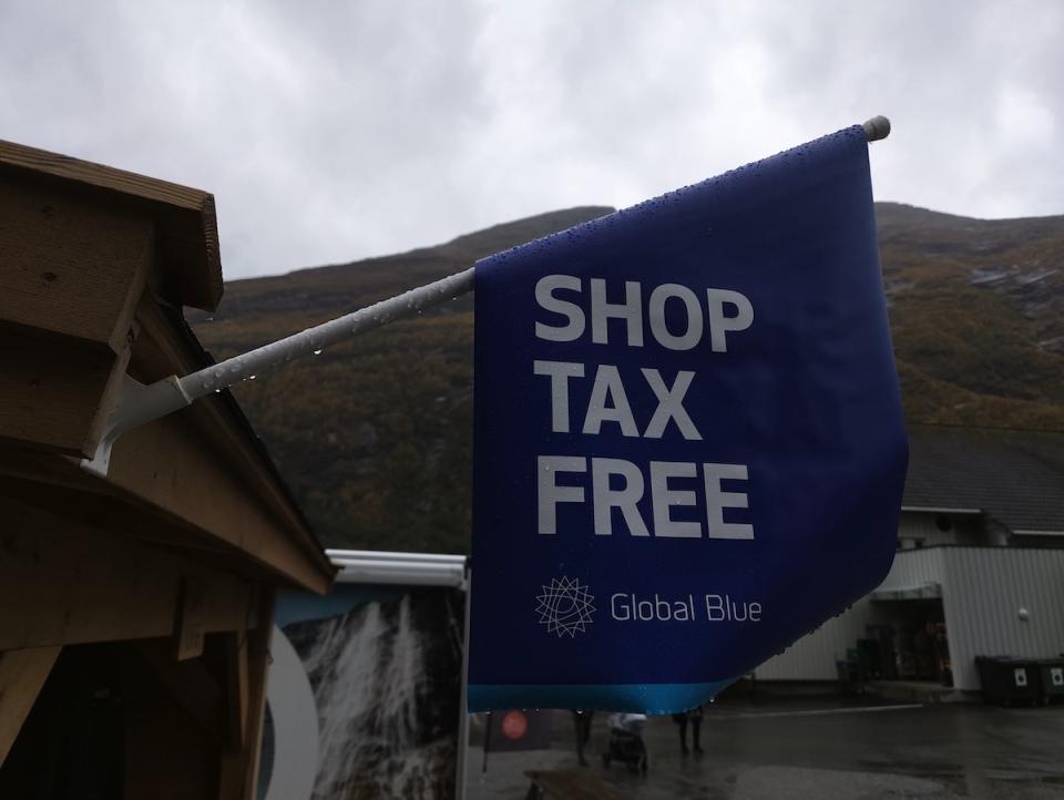 Tax Free（Photo Credit: Jannik@unsplash.com, License CC0，圖片來源：https://unsplash.com/photos/a-sign-on-a-building-xkRE3TTMj1Q）