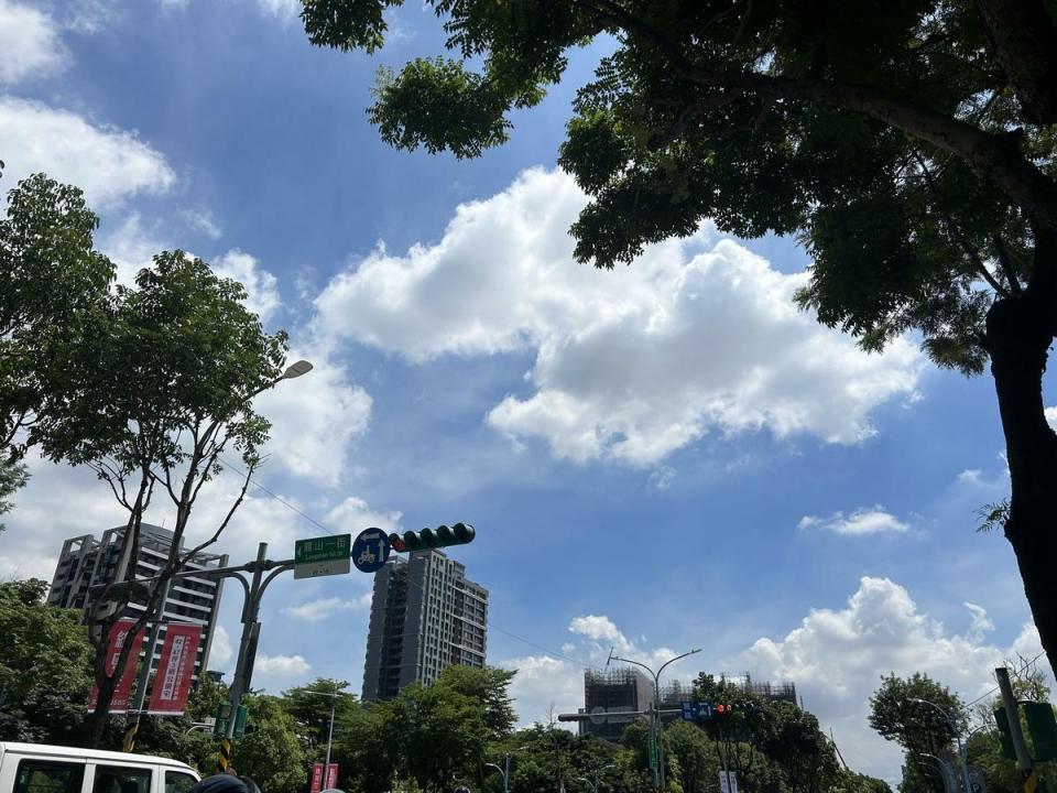 今年夏季越來越熱，近日還沒中午不少縣市就已經飆破36度的高溫。對此，氣象專家林老師氣象站做出說明。   圖：林岑韋 / 攝