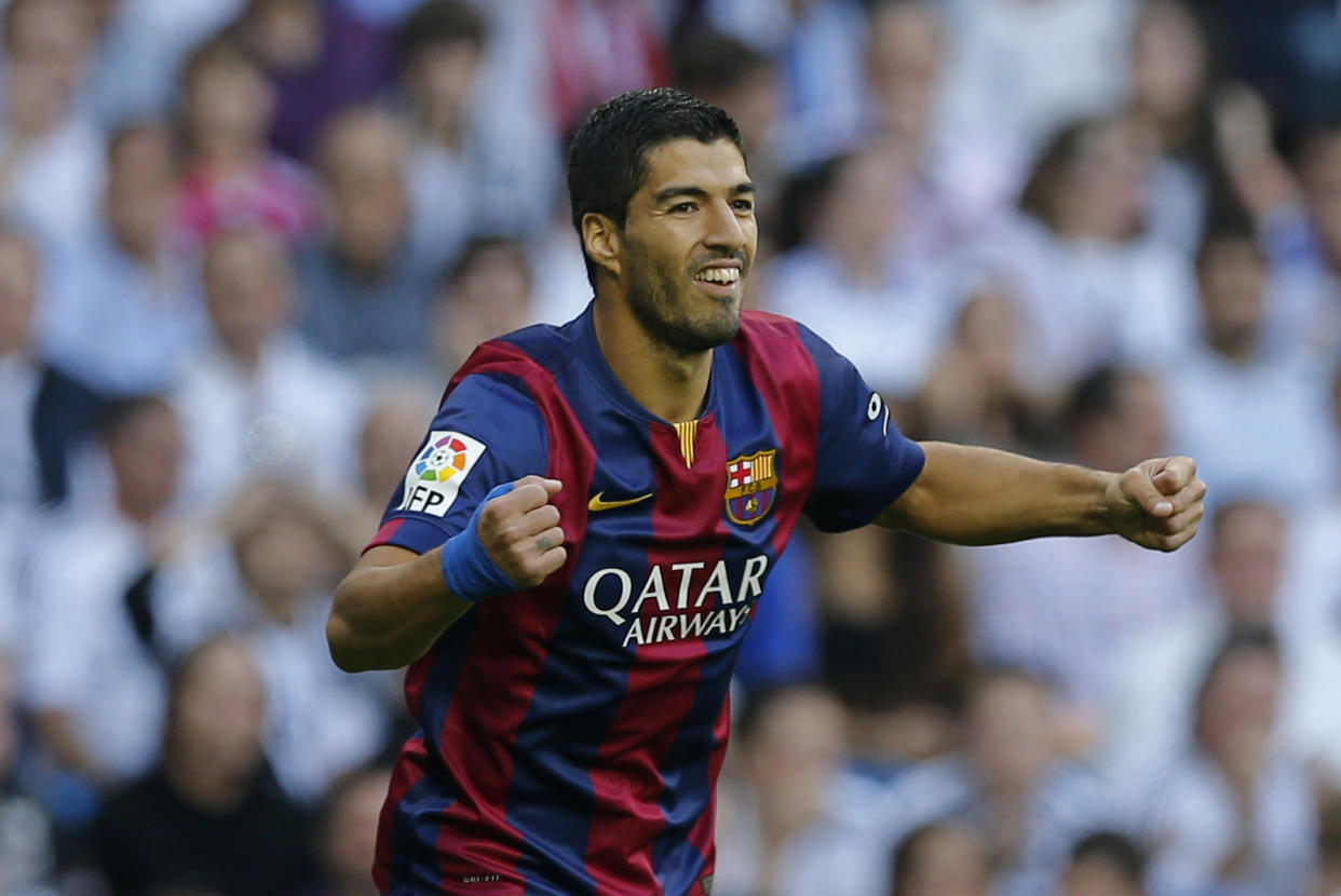 El uruguayo Luis Suárez, del Barcelona, festeja luego que su compañero Neymar anotó un gol frente al Real Madrid en un partido de liga disputado el sábado 25 de octubre de 2014 (AP Foto/Paul White)