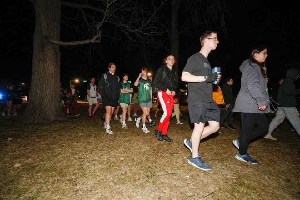 Estudiantes de la Universidad Estatal de Michigan evacuan a una zona segura durante una situación de tirador activo en el campus el 13 de febrero de 2023 en Lansing, Michigan (Getty Images)