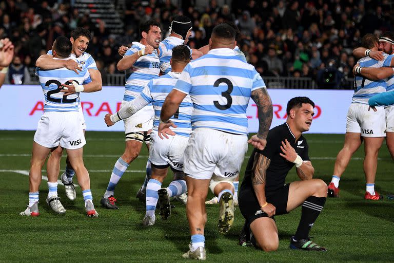 celebracion pastor igual Los Pumas celebran un triunfo histórico ante los All Blacks: dieron vuelta  el resultado, les ganaron por 25-18 como visitantes y lideran el Rugby  Championship