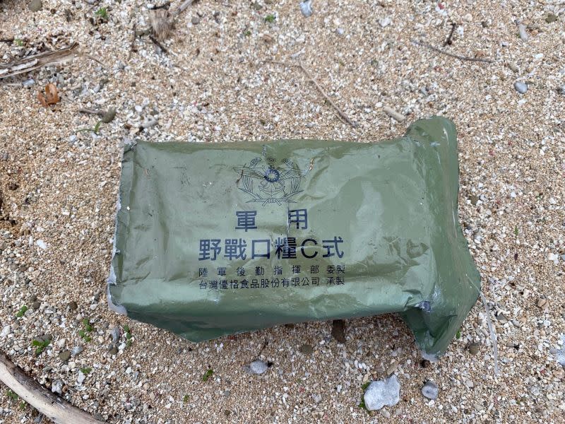 <p>▲日本網友發現「軍用野戰口糧C式」飄洋過海到了沖繩岸邊，包裝卻沒有破損。（圖／翻攝自Futaro Okuyama臉書）</p>