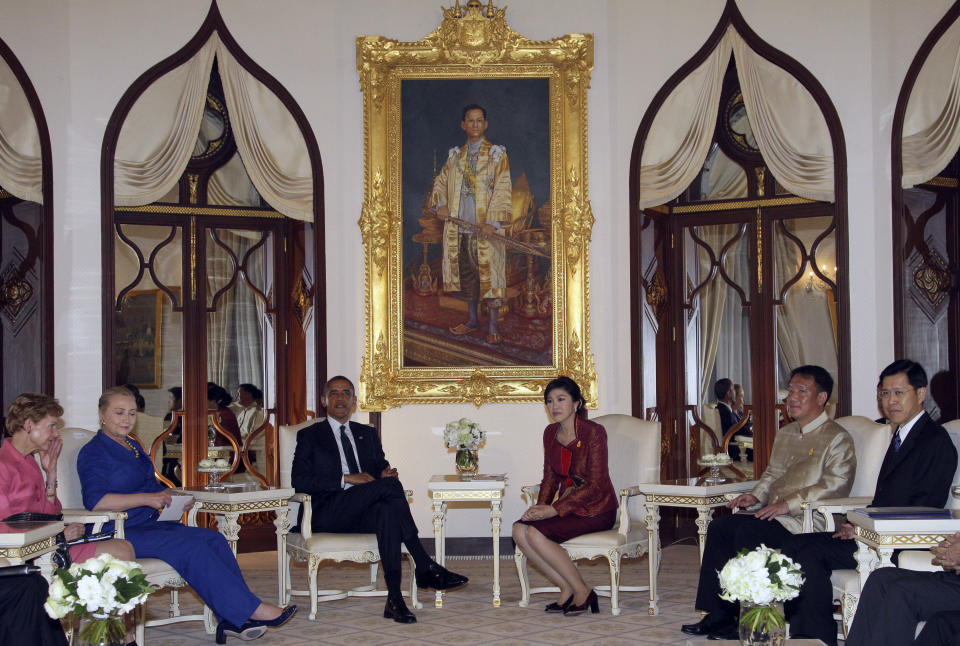 U.S. President Barack Obama, 3rd left, holds talks with Thai Prime Minister Yingluck Shinawatra, 3rd right, during their meeting at the government house in Bangkok, Thailand Sunday, Nov. 18, 2012. Obama on Sunday launched a three-day Southeast Asia tour, hailing alliances with countries such as Thailand as cornerstones of the administration's deeper commitment to the Asia-Pacific region. Others are from left, U.S. Ambassador to Thailand Kristie Kenny, U.S. Secretary of State Hillary Rodham Clinton, Thai Deputy Premier Kittirat Na Ranong and Thailand Deputy Premier Pongthep Thepkarnjana. (AP Photo/Sakchai Lalit, Pool)