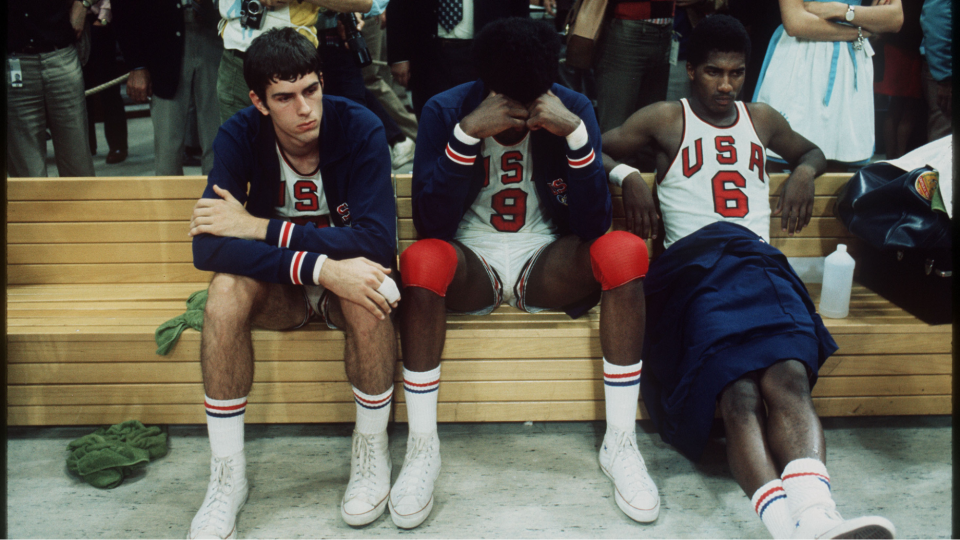 El equipo de baloncesto de Estados Unidos muestra su frustración por la decisión de los oficiales de dar la medalla de oro a la Unión Soviética en los Juegos Olímpicos de 1972 en Munich, Alemania Occidental.  (Rich Clarkson / Rich Clarkson & Assoc.)