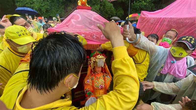 兩大媽祖分轎，慈祥的聖顏再現，（圖／翻攝自白沙屯拱天宮臉書）