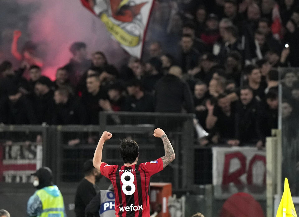 Sandro Tonali festeja al anotar el segundo gol del Milan en el duelo de la Serie A ante la Lazio, en el Estadio Olímpico de Roma, Italia, el domingo 24 de abril de 2022. (AP Foto/Andrew Medichini)