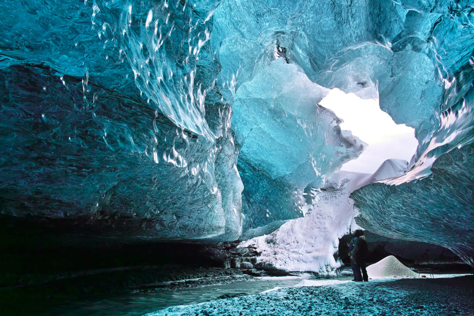 <p><a href="http://www.flickr.com/photos/75862425@N00/11652071466" rel="nofollow noopener" target="_blank" data-ylk="slk:"Visiter une grotte de glace en Islande" par masamonster;elm:context_link;itc:0;sec:content-canvas" class="link ">"Visiter une grotte de glace en Islande" par masamonster</a></p> <p><br>C'est l'interieur d'une grotte de glace que j'ai visitée fin décembre 2013. Cette grotte se situe à la sortie du glacier d'Öræfajökull, qui fait partie de la plus grande calotte glaciaire en Europe, le Vatnajökull. Cette grotte n'est pas facile d'accès. Nous avons dû commencer par marcher sur un sentier hors piste puis sur un lit de rivière gelée et dans des tas de flaques d'eau. Enfin nous avons grimpé jusqu'au glacier jusqu'à ce que nous arrivions à l'entrée de la grotte. La partie la plus difficile du parcours : lorsque nous avons dû marcher face à un vent qui allait parfois jusqu'à 100 km/h. <br><br>Mais cela en valait vraiment la peine ! A l'arrivée dans la grotte, devant nos yeux ébahis, la lumière du jour se réfletait sur de somptueuses parois de cristaux superbement sculptés et d'un bleu profond. Ce jeu de reflets habillait la grotte de subtiles nuances de bleus et nous offrait un véritable spectacle au fur et à mesure que nous avancions. C'est certainement l'une des choses les plus incroyables que j'ai jamais vues de ma vie.</p>