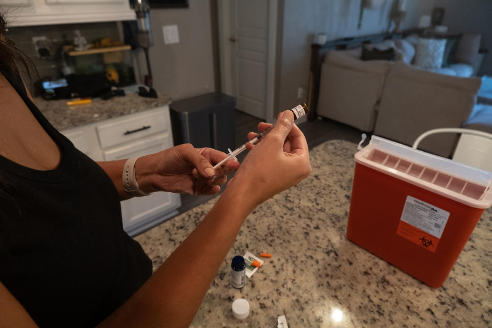 Una mujer se prepara para su dosis semanal de Ozempic en Jacksonville, FL, el 25 de agosto: (Malcom Jackson para The Washington Post vía Getty Images)