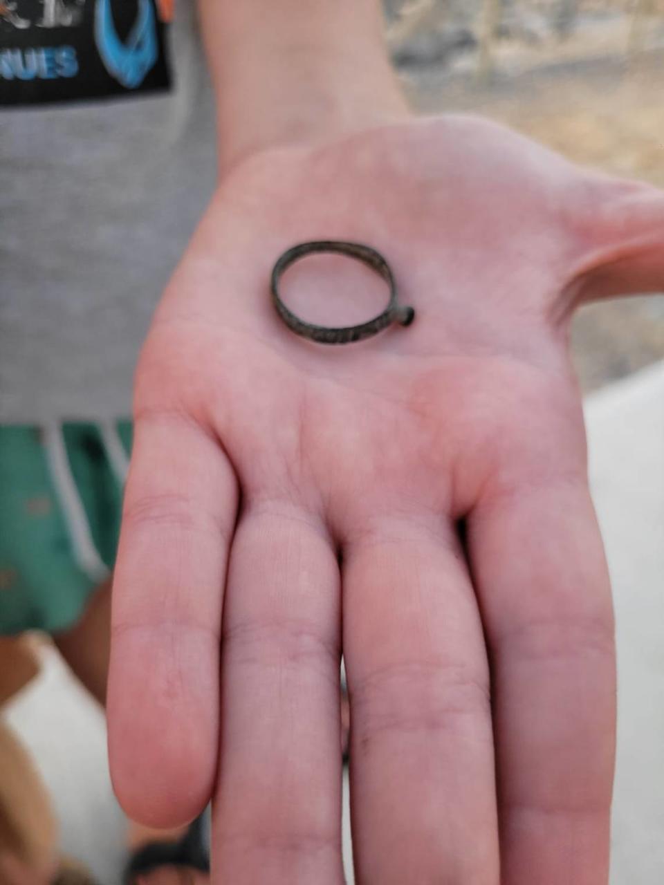 El joven Itamar Grossman con el anillo que encontró.