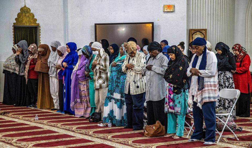 Mujeres, entre ellas Mattie Collins, miembro de la mezquita desde hace muchos años, rezan la oración del maghrib durante la jornada de puertas abiertas del Ramadán en Masjid Al-Ansar, el jueves 6 de abril de 2023. Masjid Al-Ansar es la mezquita más antigua de  la Florida.