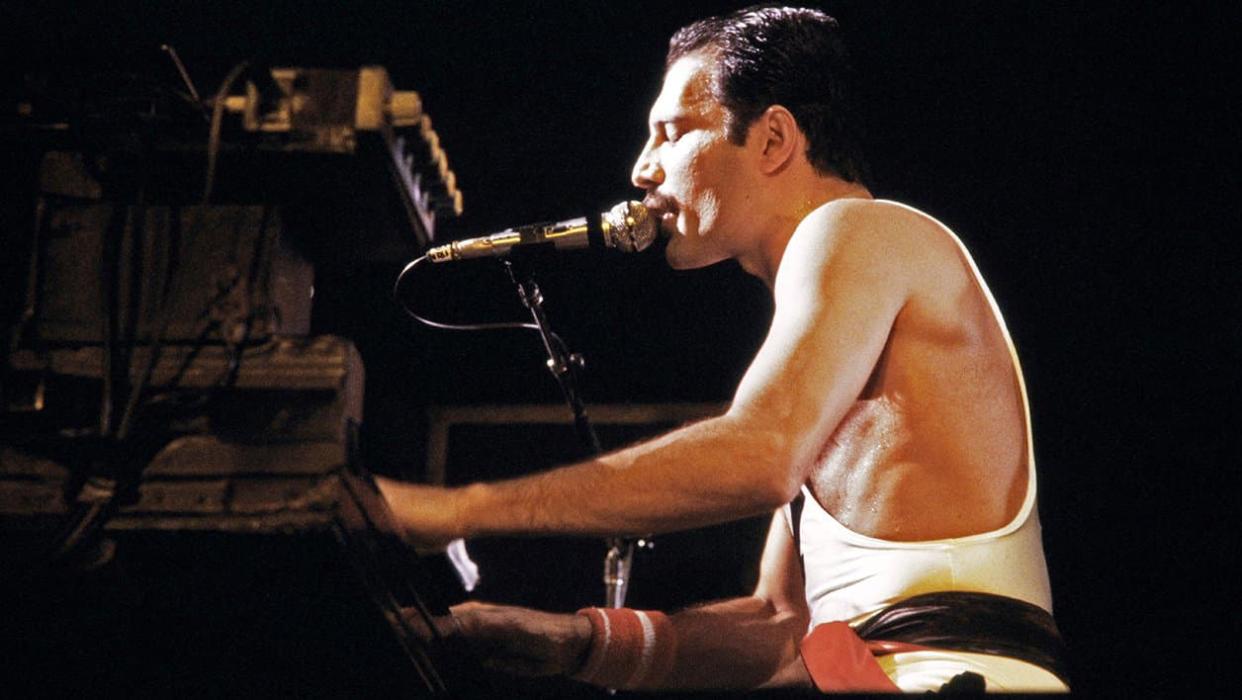 Le leader de Queen, Freddie Mercury, en concert à Paris en septembre 1984 - Jean-Claude Coutausse - AFP 