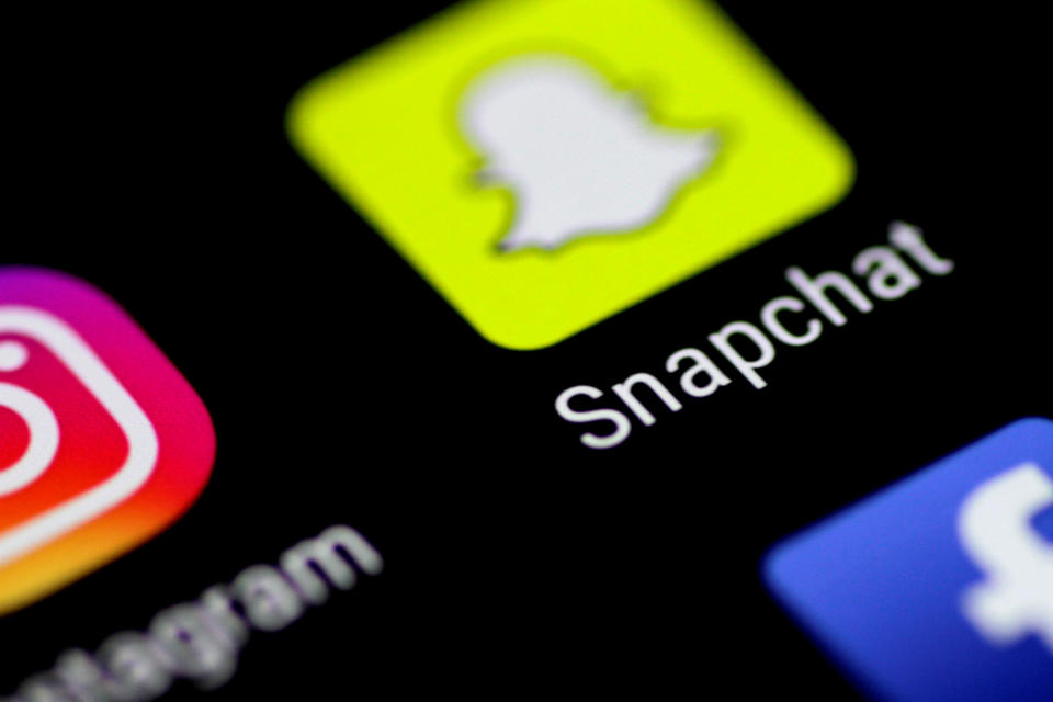 Snapchat 消息应用程序于 3 年 2017 月 XNUMX 日在手机屏幕上看到。REUTERS/Thomas White