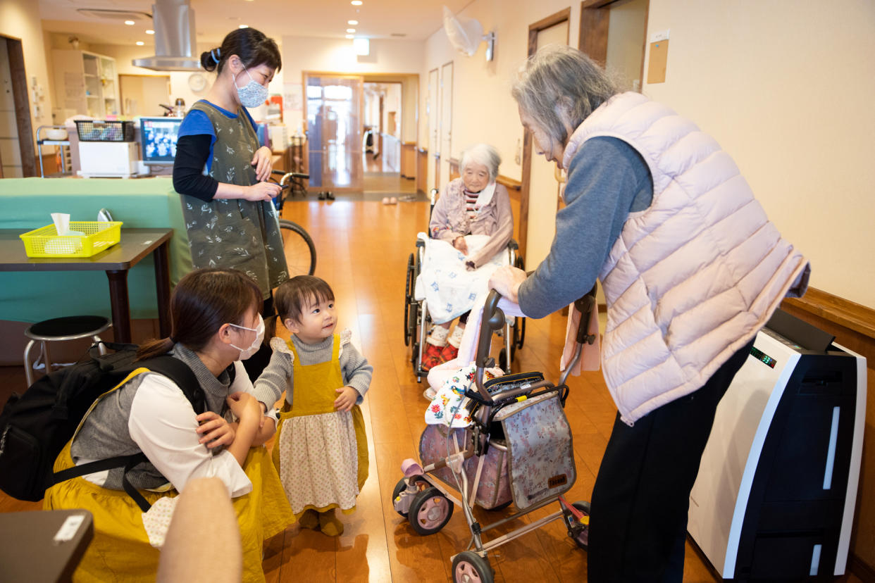 Un "bebé trabajador" en el Asilo de Ancianos Ichoan, en Kitakyushu, Japón. (Asilo de Ancianos Ichoan vía The New York Times)