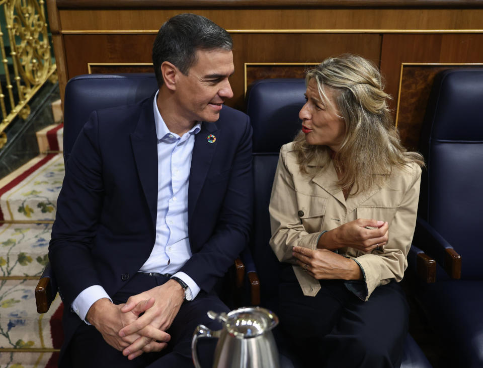 D&#xed;az junto a Pedro S&#xe1;nchez en el Congreso de los Diputados. (Foto: Eduardo Parra / Europa Press / Getty Images).