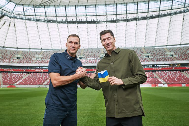 Robert Lewandowski usará una cinta de capitán con la bandera ucraniana, otorgada por el legendario delantero Andriy Shevchenko