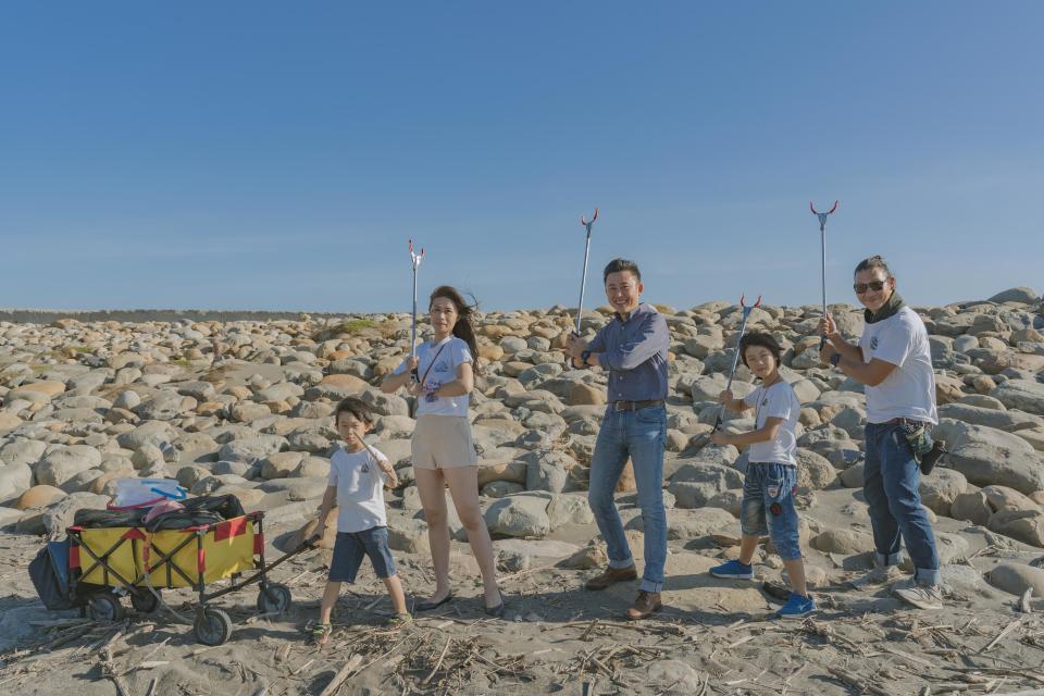 竹市香山少年水環境巡守隊進行清除海岸垃圾淨灘活動，並榮獲一一０年全國「特優獎」。（新竹市環保局提供）