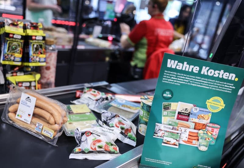 Carbon emissions, groundwater pollution and pesticides - the impact of food production on our environment is rarely reflected in supermarket prices. One German retail chain adapted its prices to reflect what it called the "true cost". Few consumers seem to mind. Oliver Berg/dpa