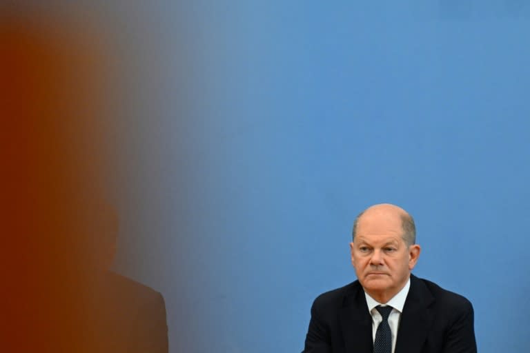 Bundeskanzler Olaf Scholz (SPD) hat Ungarns Ministerpräsidenten Viktor Orban abgesprochen, bei seinem Besuch in Moskau die EU zu vertreten. Der Europäische Rat, dessen Vorsitz Ungarn hat, werde vom EU-Außenbeauftragten vertreten, nicht von Orban. (RALF HIRSCHBERGER)