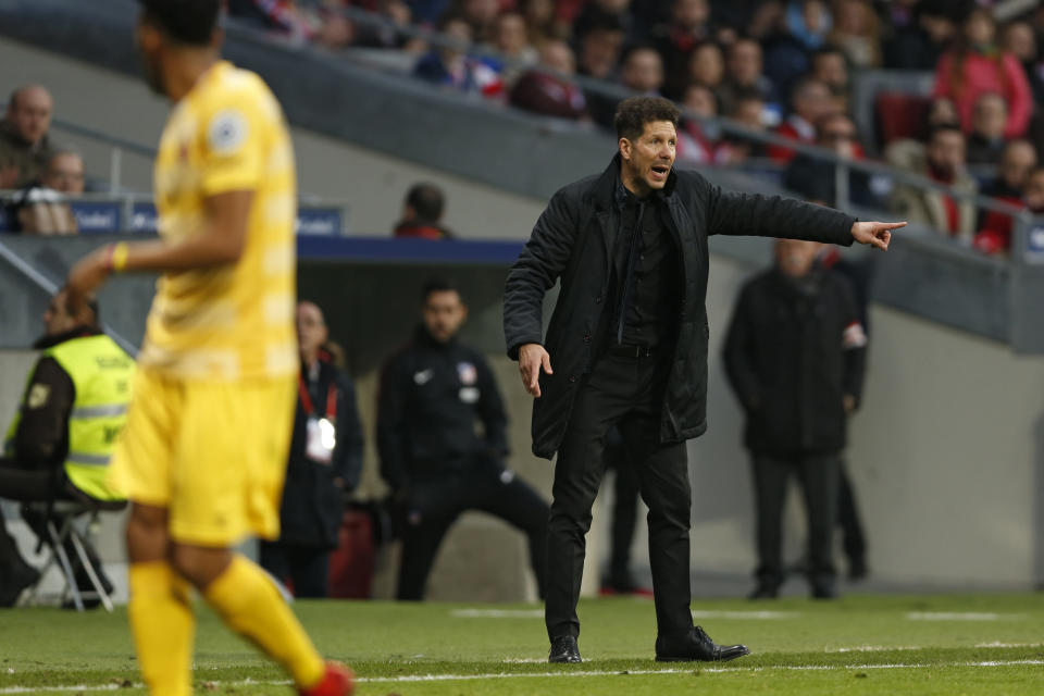 Simeone da órdenes a sus jugadores durante el partido contra el Girona. AP Photo/Francisco Seco.