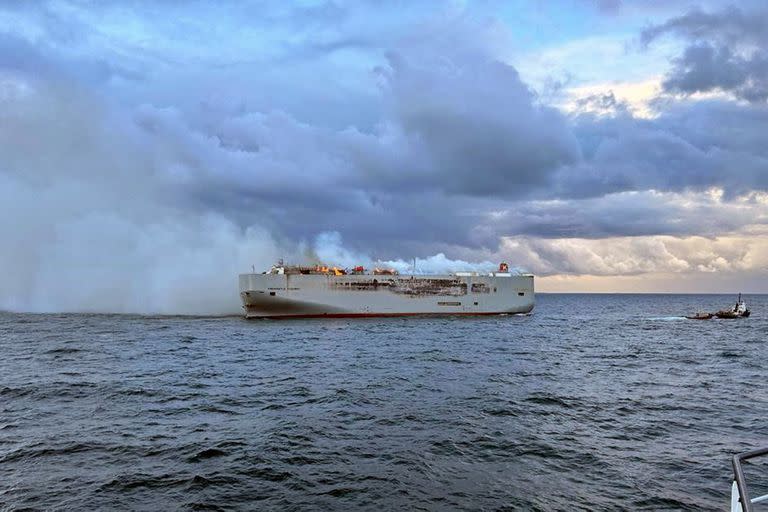 Se observa humo y llamas en un buque de carga en el Mar del Norte, a unos 27 kilómetros al norte de la isla holandesa de Ameland, el miércoles 26 de julio de 2023. 
