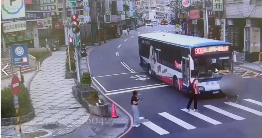 公車司機一時不察竟直接將過馬路的男童撞飛，場面相當驚悚。（圖／警方提供）