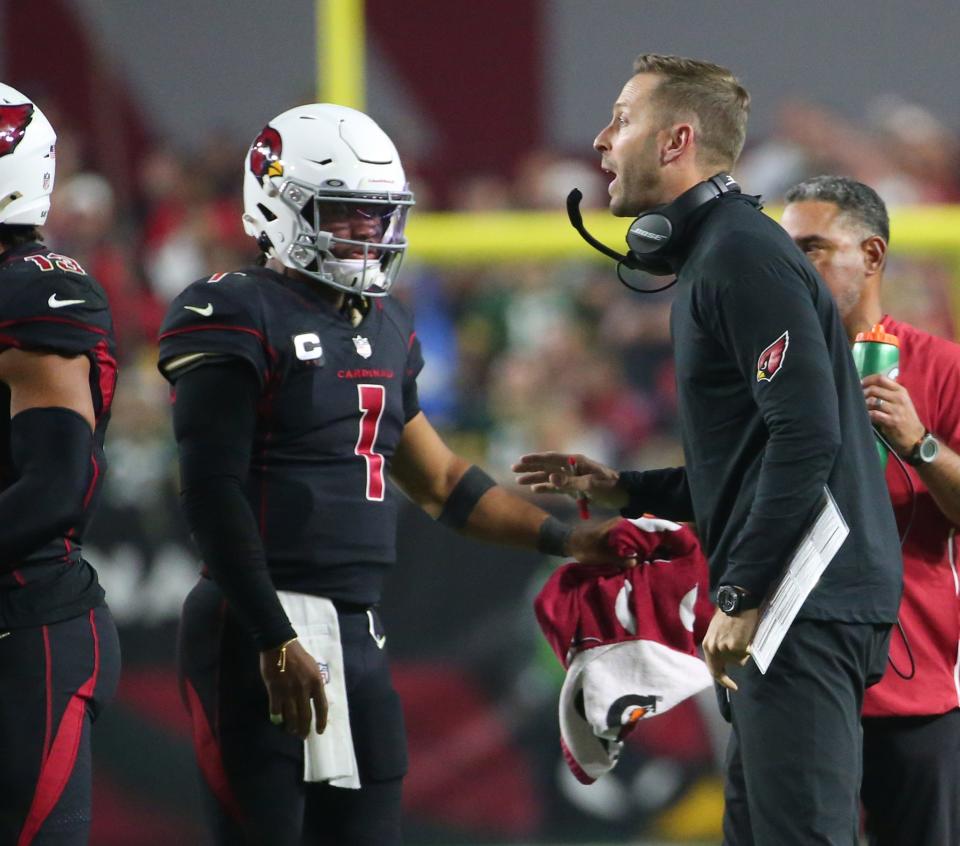Arizona Cardinals head coach Kliff Kingsbury talks with quarterback Kyler Murray (1) during a timeout against the Green Bay Packers in the fourth quarter in Glendale, Ariz. Oct. 28, 2021.