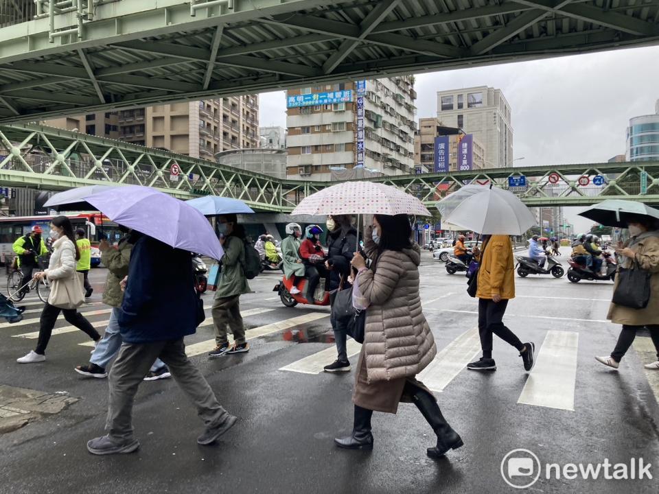 今(21)日受到大陸冷氣團影響，北部及東北部天氣偏冷，其他地區早晚冷，東半部、桃園以北地區及馬祖有局部短暫雨。   圖：林岑韋／攝（資料照）