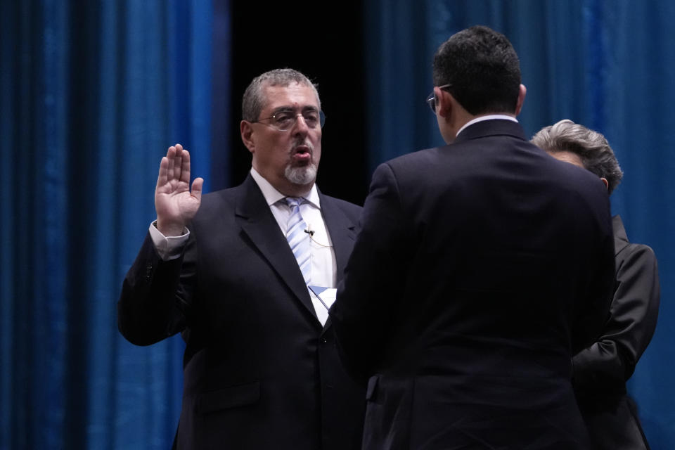 El nuevo presidente de Guatemala, Bernardo Arévalo, jura el cargo en su ceremonia de investidura en Ciudad de Guatemala, en los primeros minutos del lunes 15 de enero de 2024. (AP Foto/Moisés Castillo)