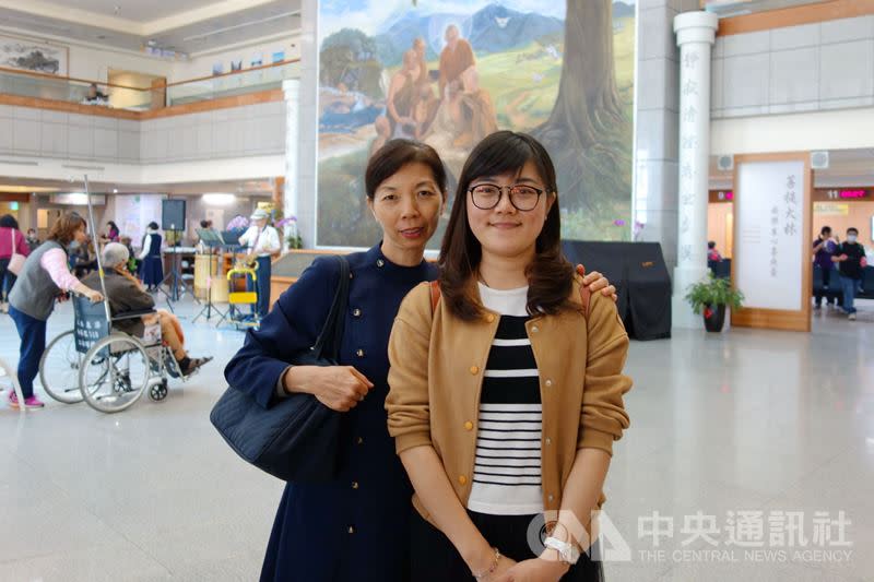 日本進修的李依純（右），在大學期間已完成骨髓捐贈驗血建檔，去年底接獲家人轉達骨捐配對成功的消息<br>，今年初特別飛回台灣，完成骨捐救人的心願。（中央社）
