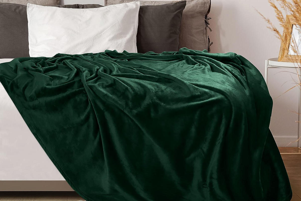This Best-Selling Lightweight Blanket Has 112,700+ Five-Star Ratings