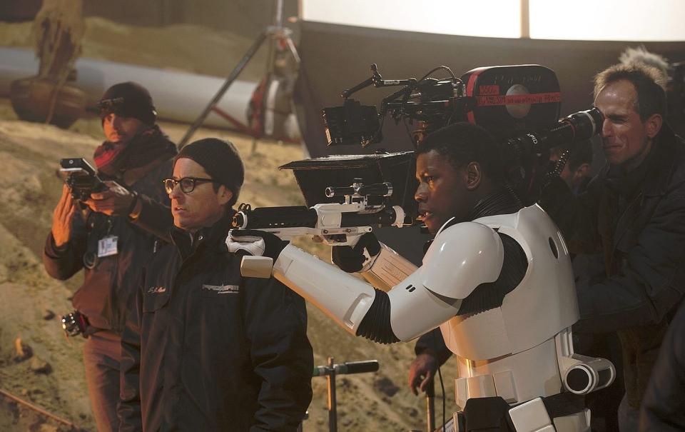 <p>Bei den Dreharbeiten zu “Das Erwachen der Macht”: J.J. Abrams und John Boyega drehen eine Actionszene. (Bild: ddp images/Capital Pictures) </p>