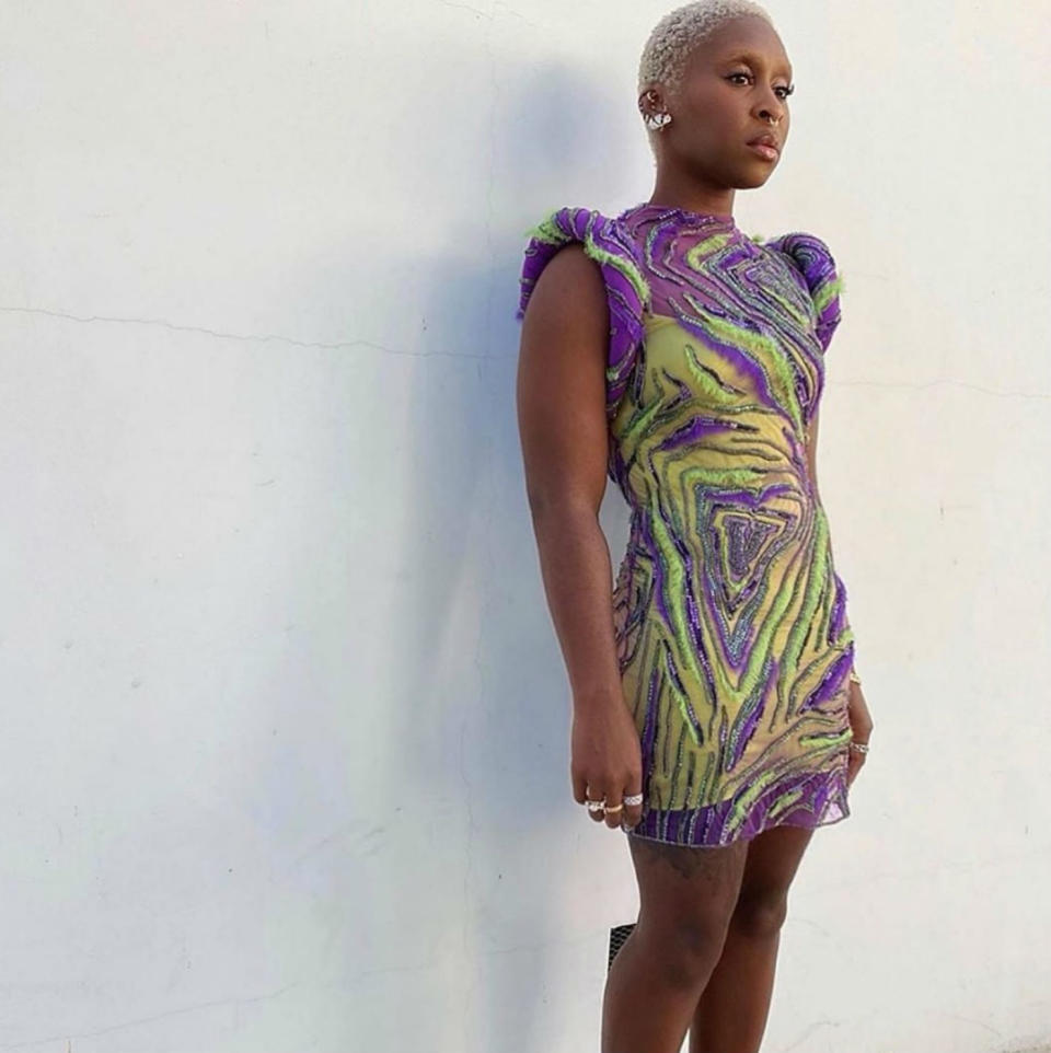 Cynthia Erivo fue una de las mejor vestidas de los Emmys 2020 gracias a un minivestido de Versace muy original. (Foto: Instagram / <a href="https://www.instagram.com/p/CFYsLfGjXZB/" rel="nofollow noopener" target="_blank" data-ylk="slk:@cynthiaerivo;elm:context_link;itc:0;sec:content-canvas" class="link ">@cynthiaerivo</a>)