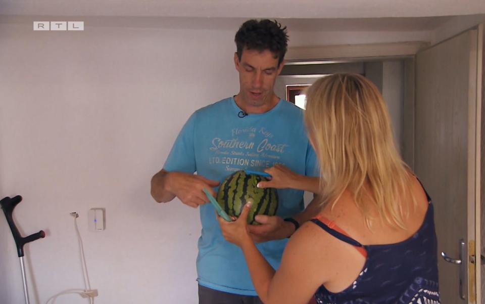 Hofdame Patricia scheitert an einer Wassermelone. (Bild: RTL)