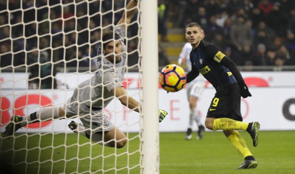 Inter Milan's Mauro Icardi scores past Lazio goalkeeper Federico Marchetti during a Serie A soccer match between Inter Milan and Lazio, at the San Siro stadium in Milan, Italy, Wednesday, Dec. 21, 2016. (AP Photo/Luca Bruno)