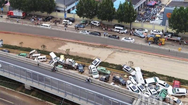 水退後轎車堆疊在一起，一具具遺體被拉出。（圖／翻攝自極目新聞微博）