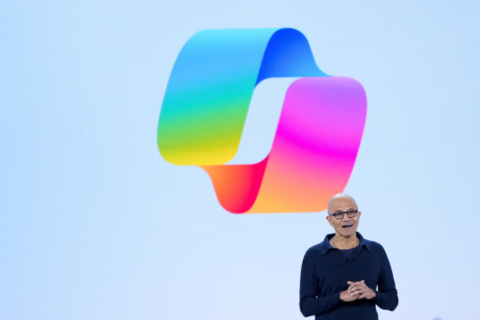 O CEO da Microsoft, Satya Nadella, fala durante um evento de apresentação do assistente de IA da empresa, Copilot, antes da conferência anual de desenvolvedores Build na sede da Microsoft, segunda-feira, 20 de maio de 2024, em Redmond, Washington. (AP Photo/Lindsey Wasson)