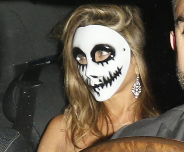 Jennifer Aniston foi outra que ficou difícil de ser reconhecida usando uma máscara assustadora! (Grosby Group)