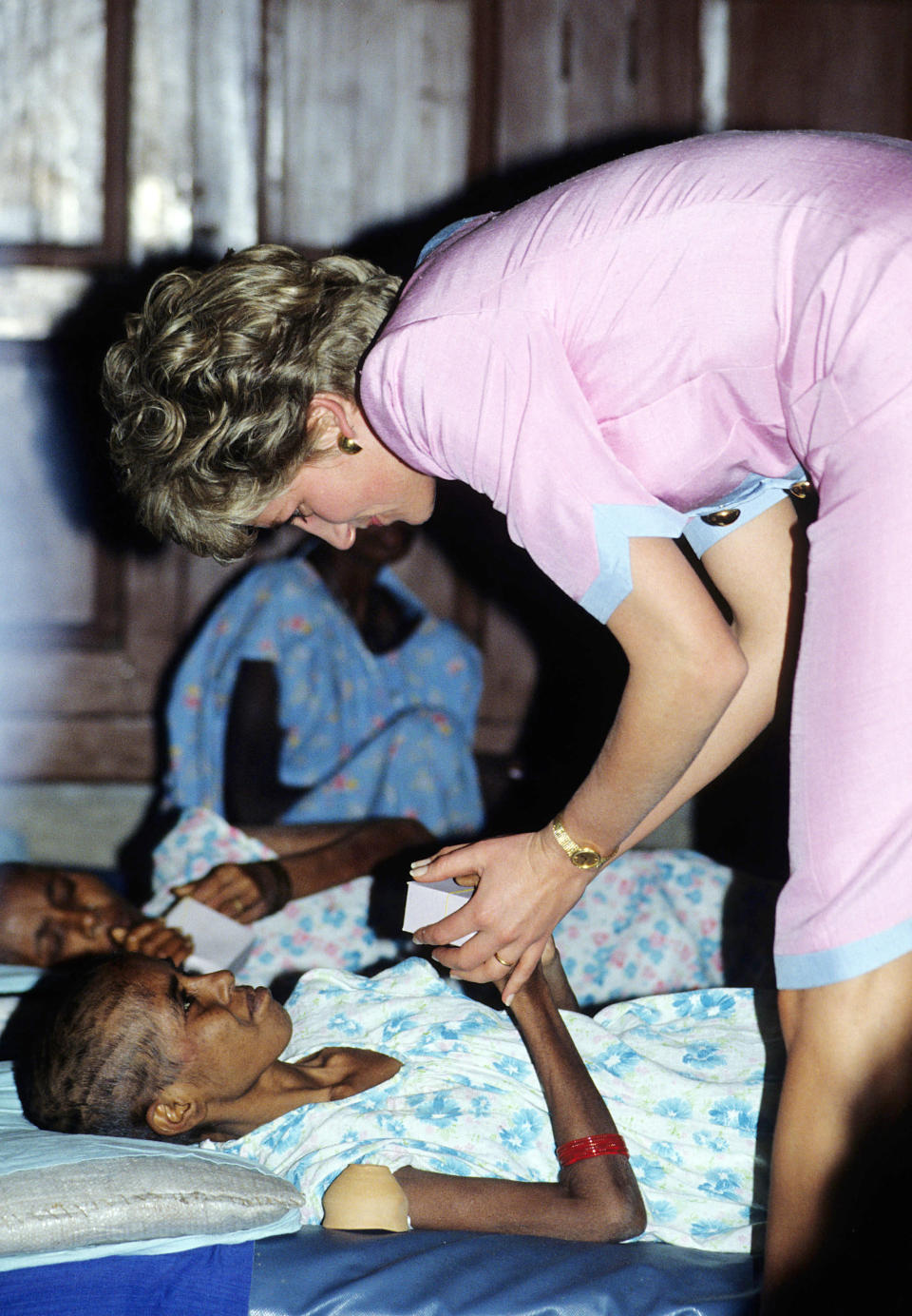 La Princesse Diana en visite dans un hôpital de Calcutta, en Inde, en 1992.