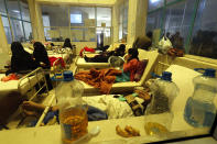 <p>Cholera-infected Yemenis receive treatment at a hospital amid a serious cholera outbreak in Sana’a, Yemen on June 22, 2017. (Yahya Arhab/EPA/REX/Shutterstock) </p>