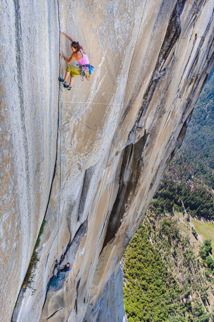 Amity Warme free climbs high on El Capitan, Yosemite.